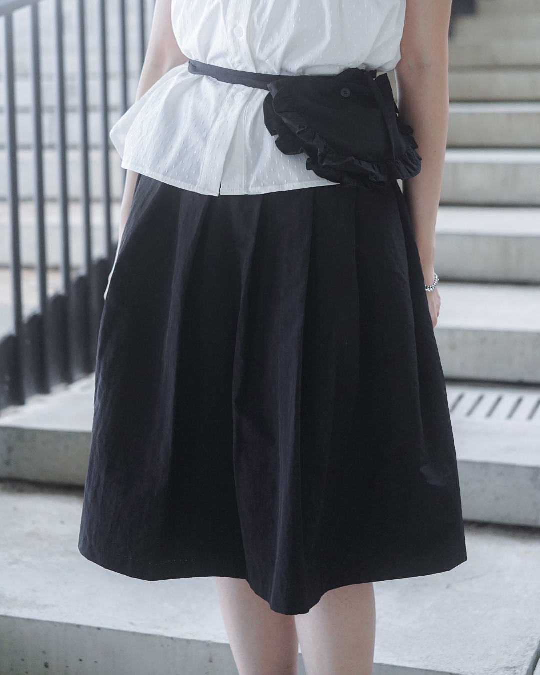(SAMPLE SALE) Pleated Skirt with frill pouch (Charcoal)