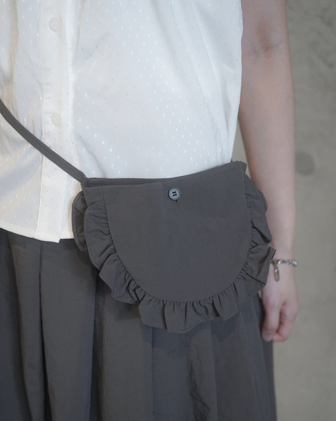 (SAMPLE SALE) Pleated Skirt with frill pouch (Charcoal)