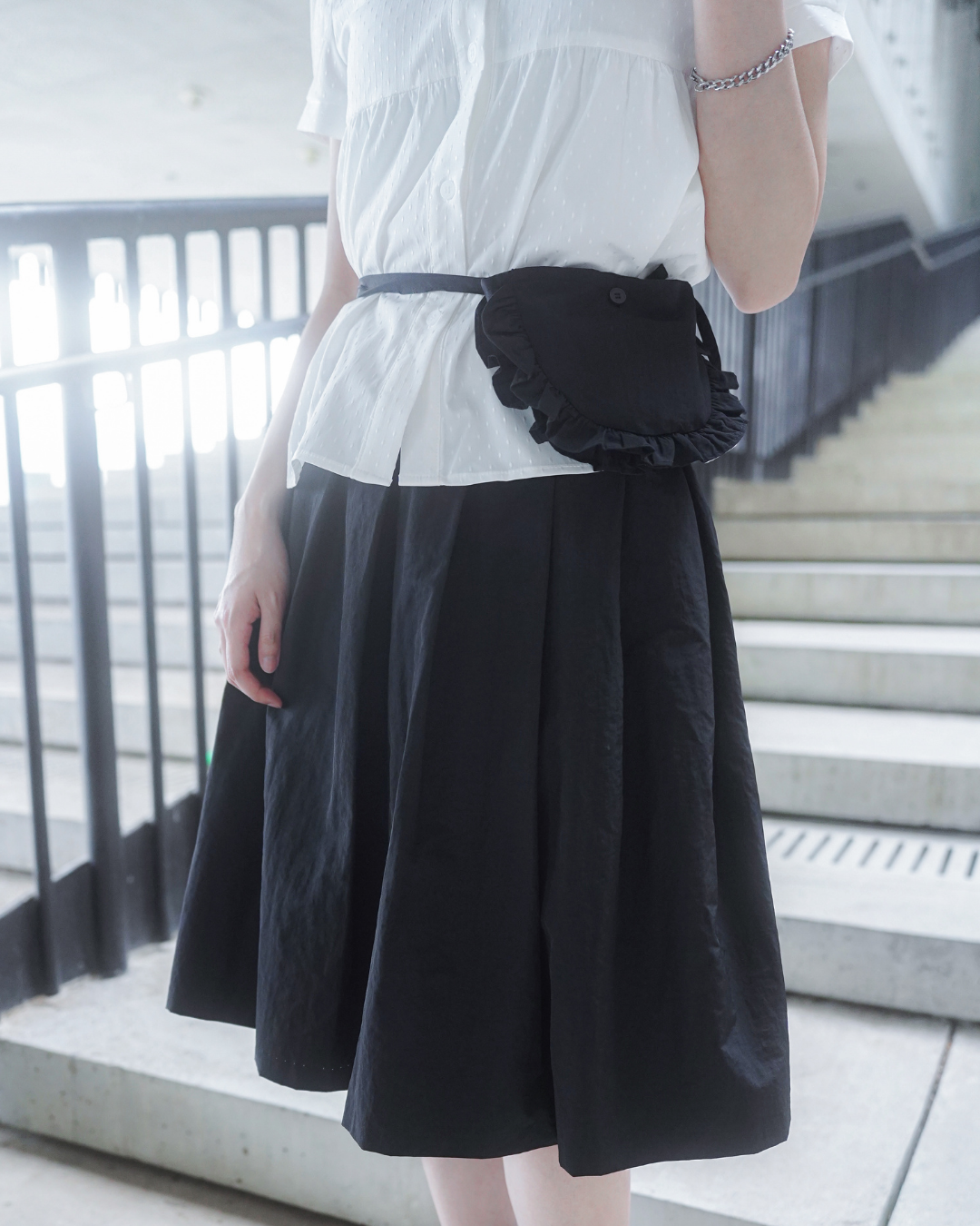 (SAMPLE SALE) Pleated Skirt with frill pouch (Black)
